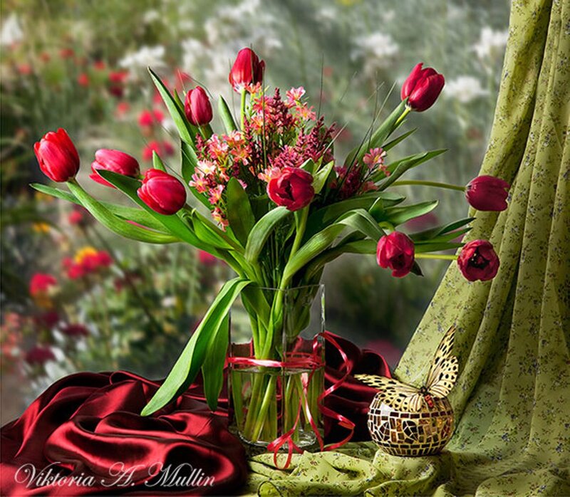 Tulip Bouquet in Vase — Red, Serene