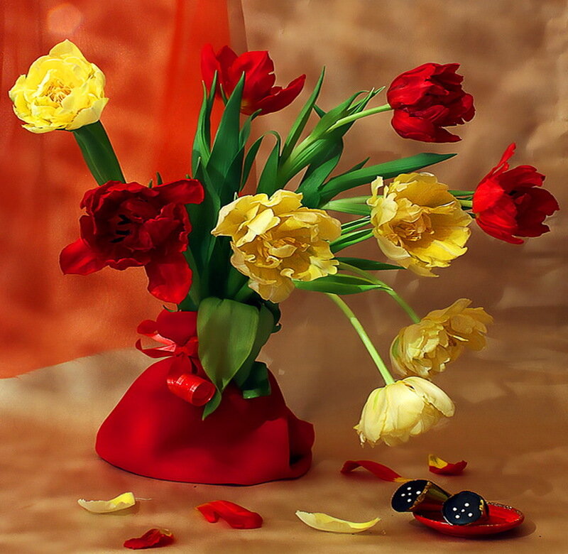 Tulip Bouquet in Vase — Red
