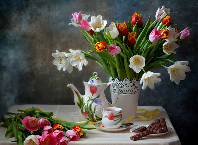 Tulip Bouquet with Tea Set