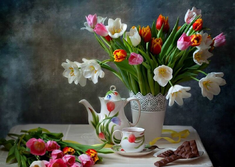 Tulip Bouquet with Tea Set — White