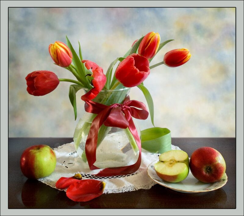 Tulips and Apples — Red, Serene