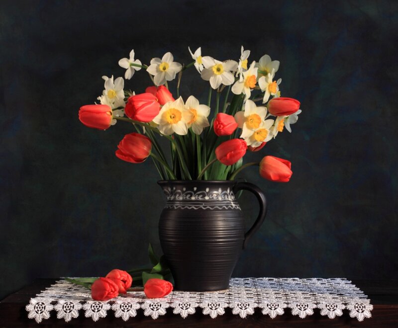 Tulips and Daffodils in Vase — Red