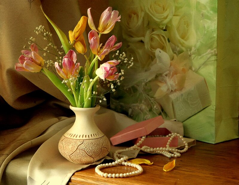 Tulips in a Vase — Beige