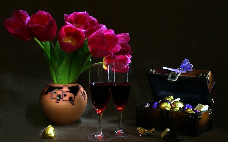 Tulips in a Vase — Red, Dramatic