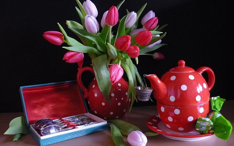 Tulips in Red Vase — Dramatic