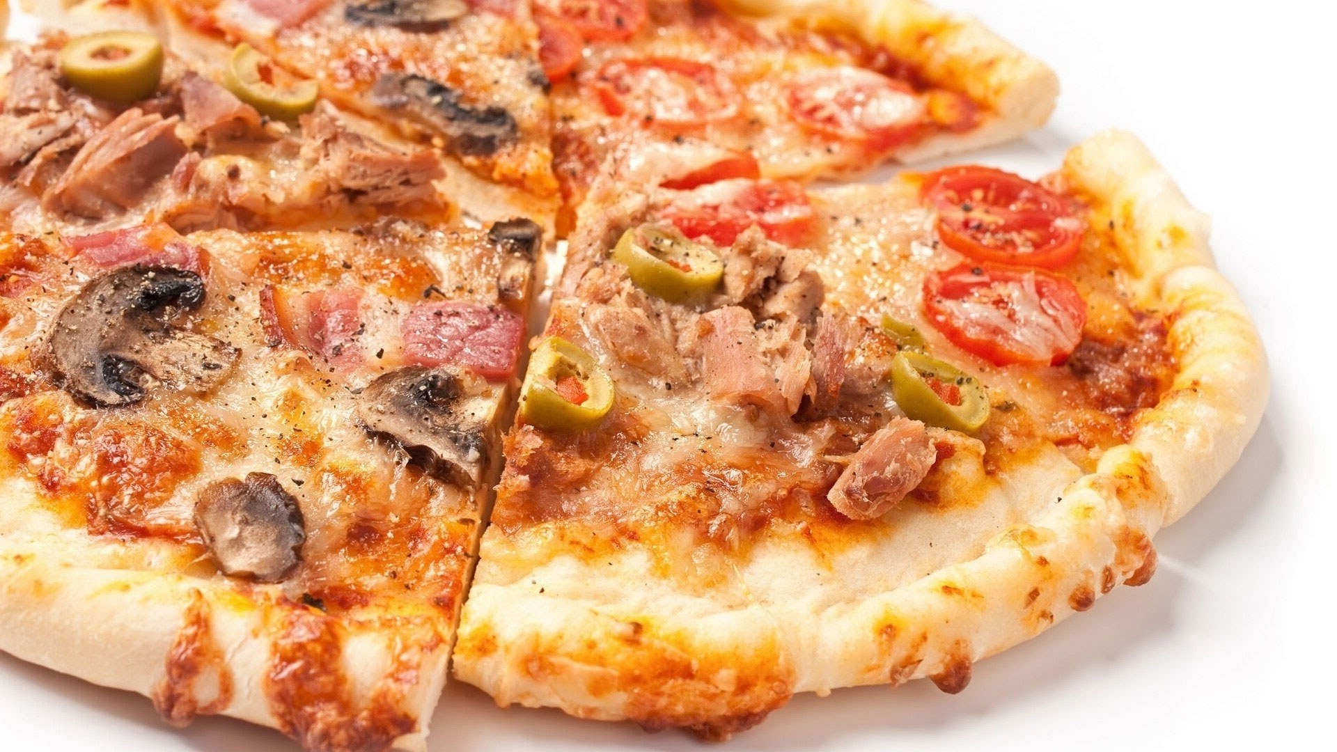 tuna and olive pizza