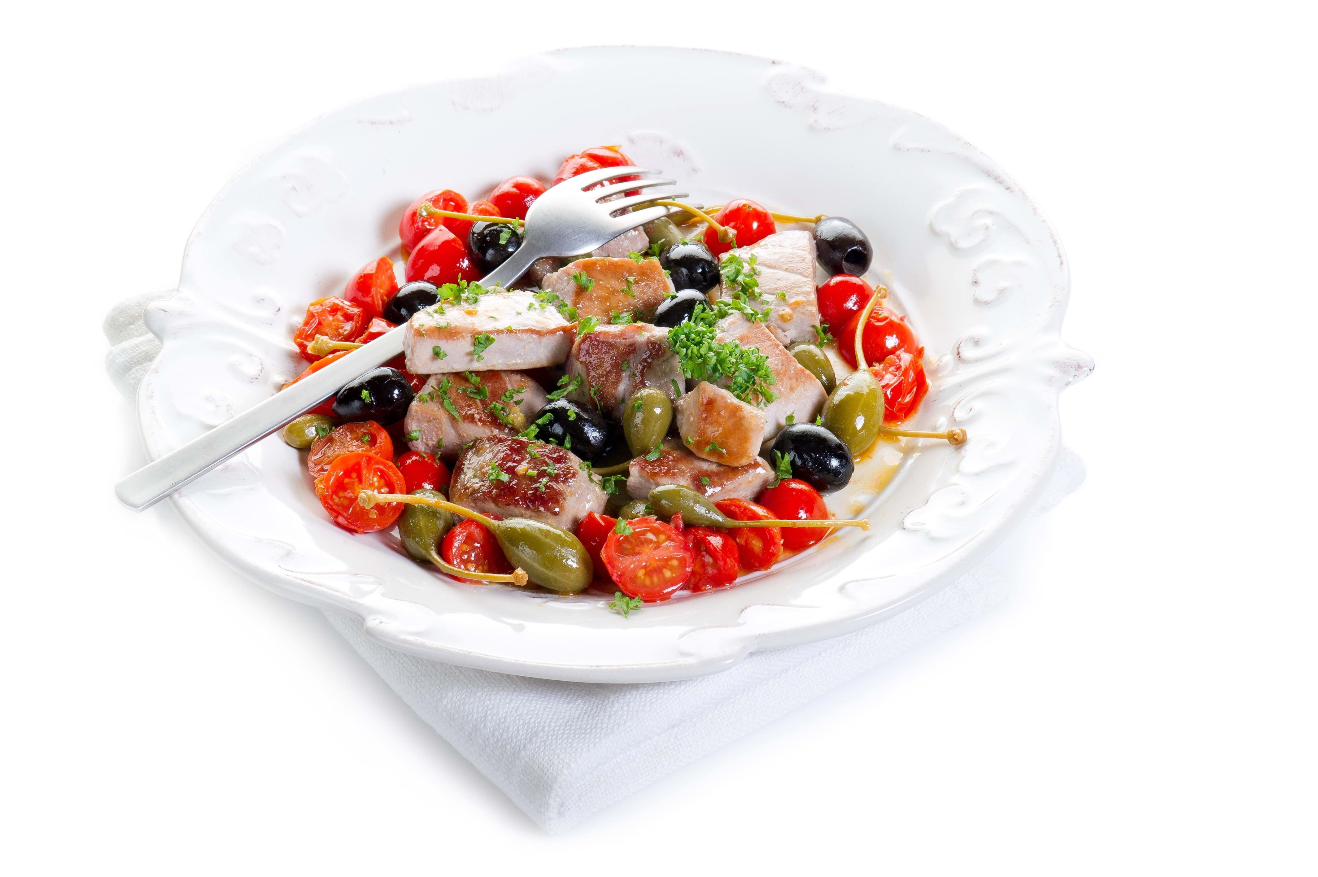 tuna salad with olives and tomatoes