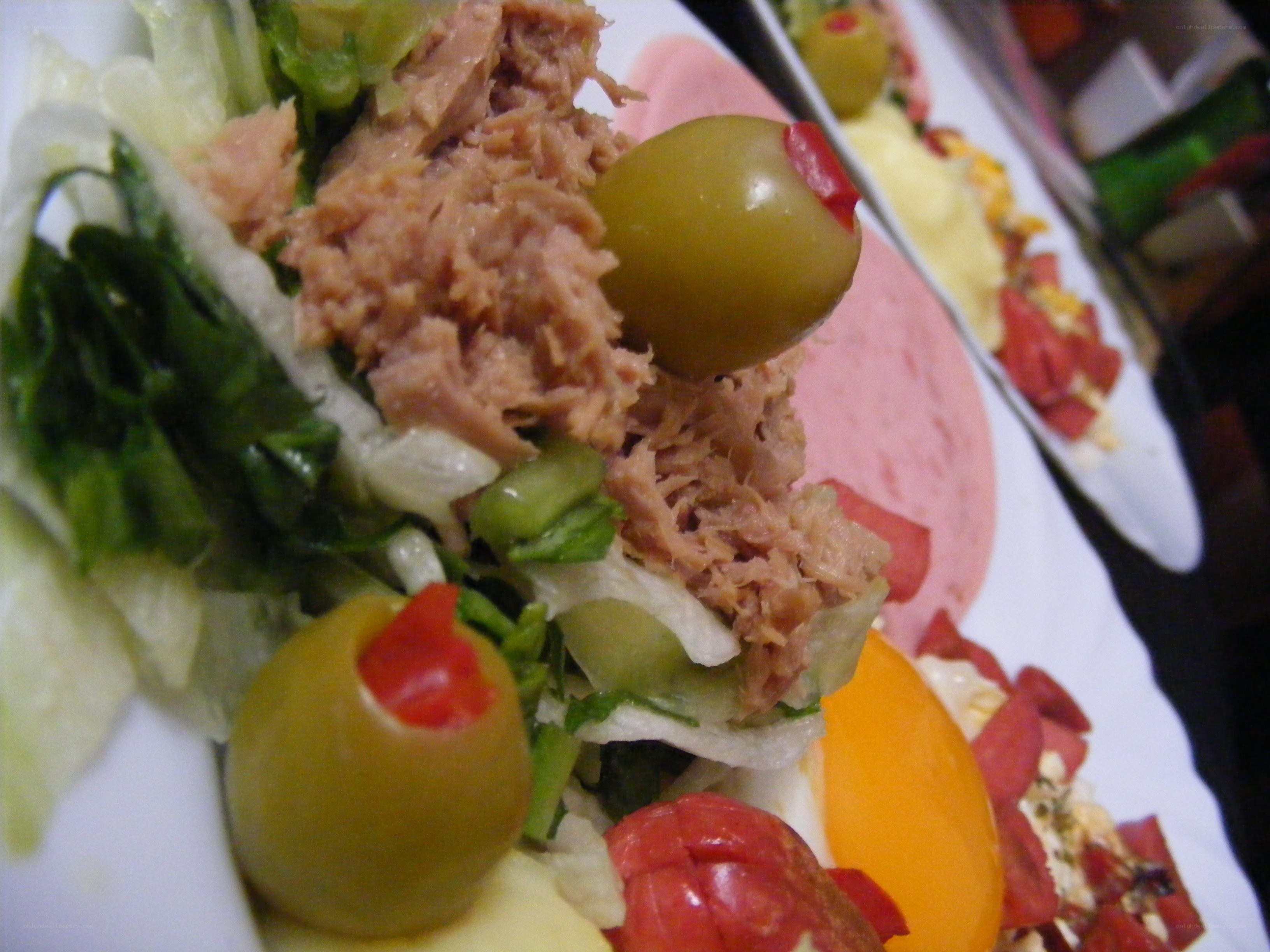 tuna salad with olives