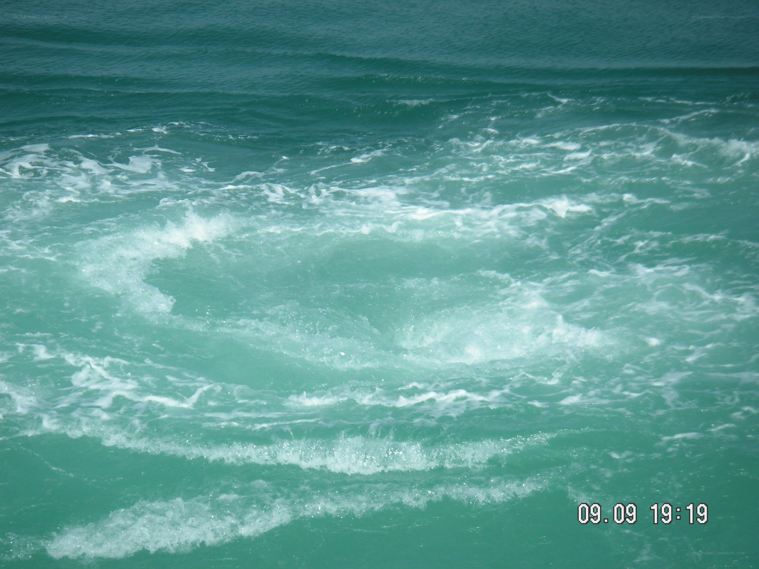 turbulent ocean waves