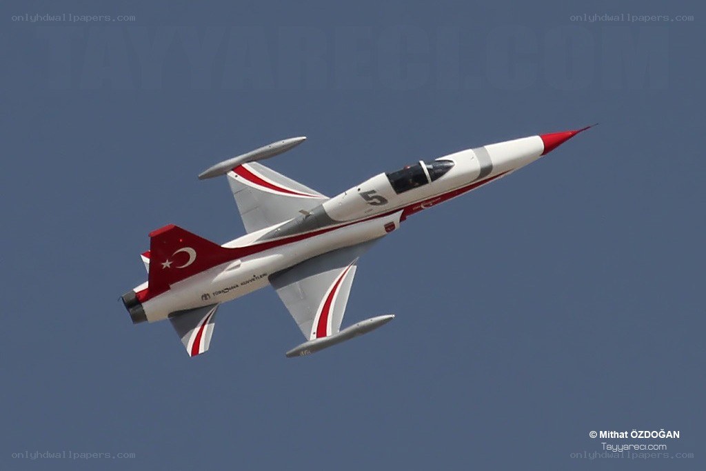Turkish aerobatic jet in flight