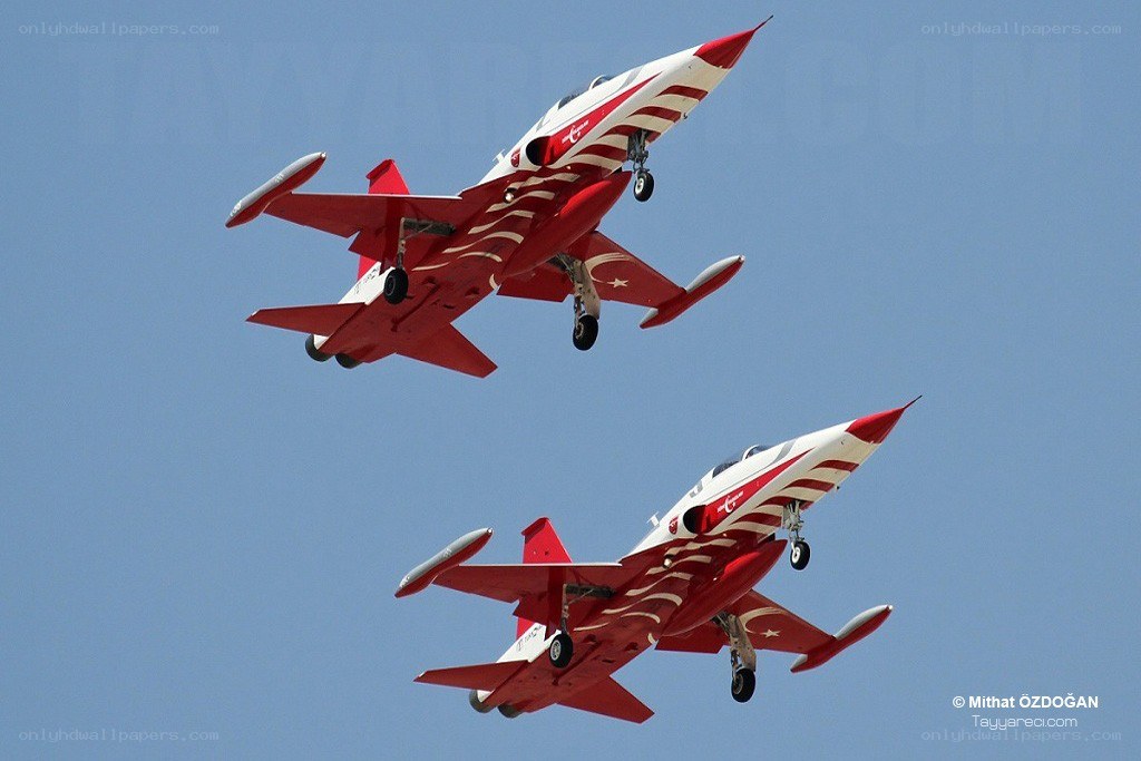 Turkish aerobatic jets in flight
