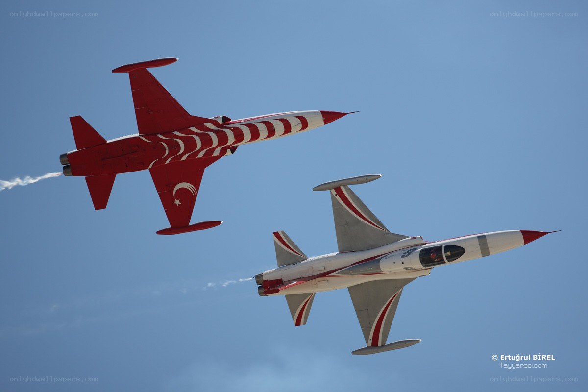 Turkish aerobatic jets in flight