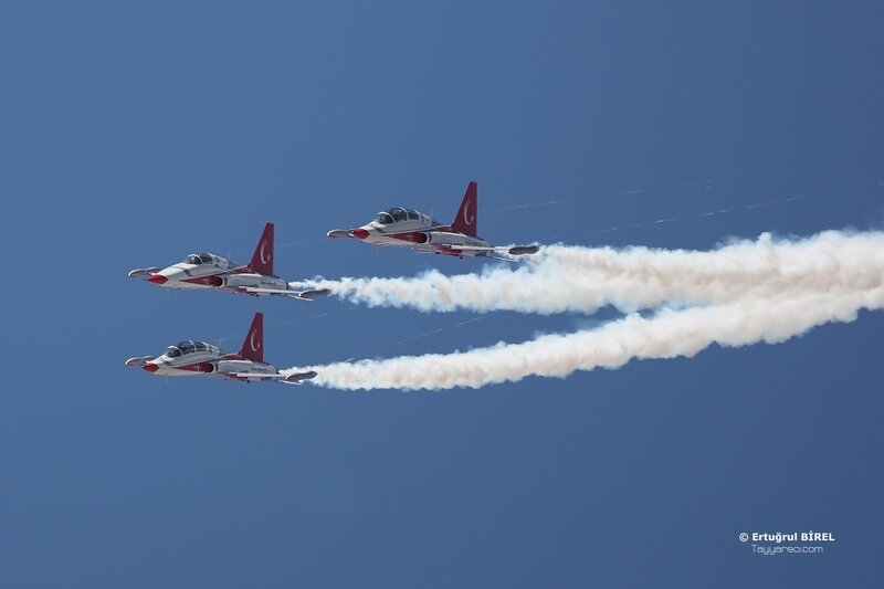 Turkish aerobatic team in flight