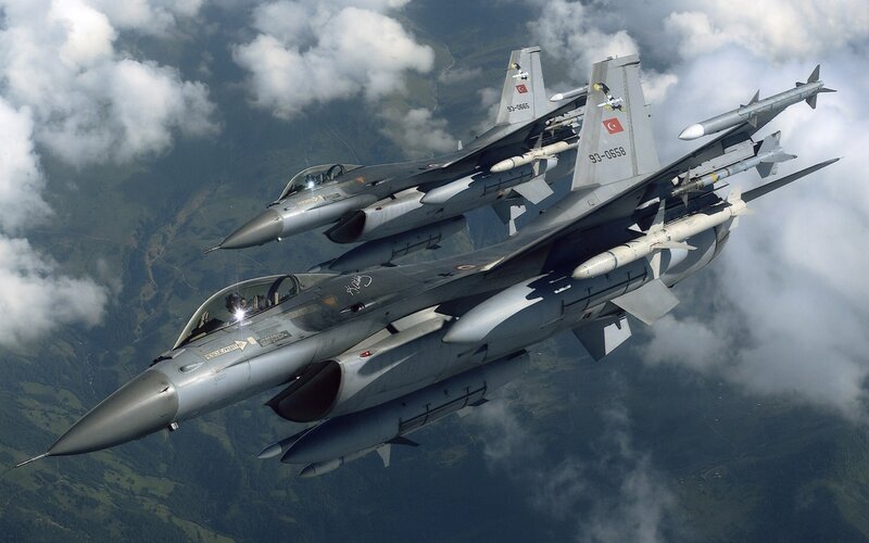 Turkish F-16 fighter jets in formation