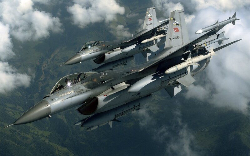 Turkish F-16s in formation