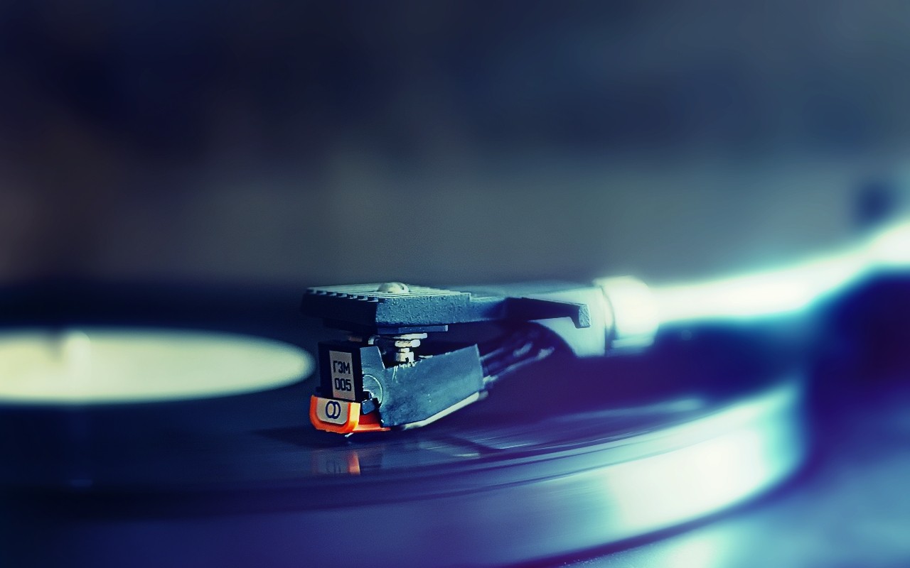 turntable needle on vinyl record