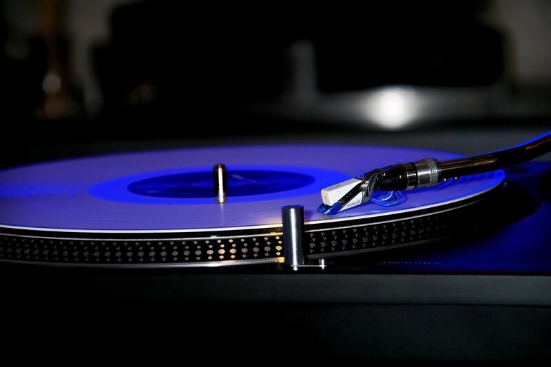 Turntable with Vinyl Record — Blue, Dark