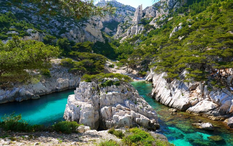 Turquoise Cove with Rocks — Blue