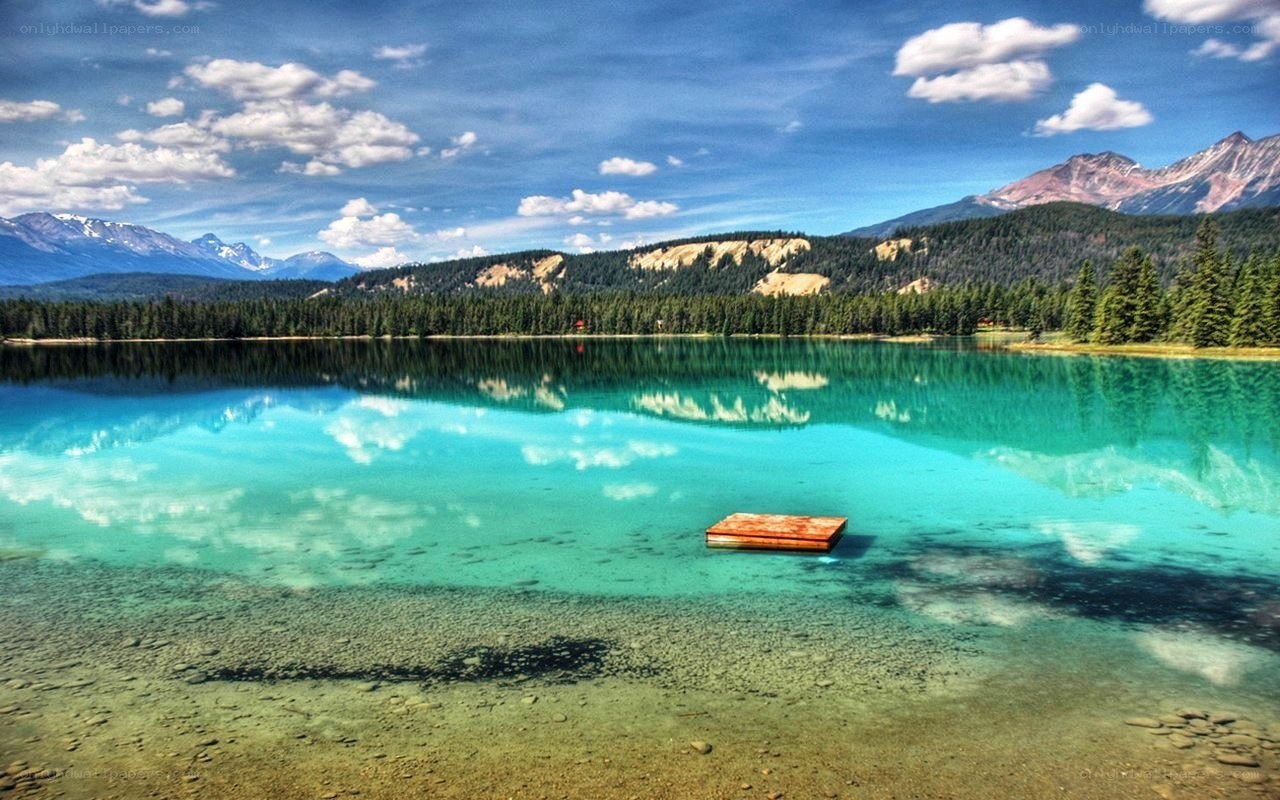 Turquoise lake with mountain reflection