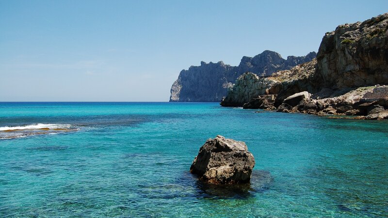 turquoise sea with rocky cliffs