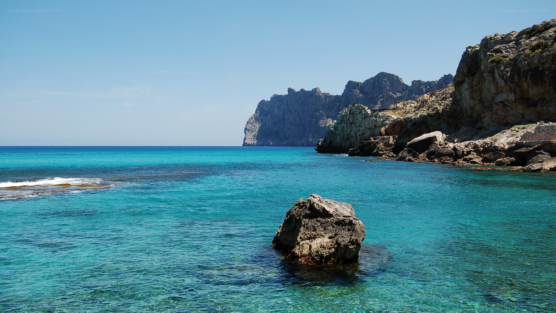turquoise sea with rocky cliffs