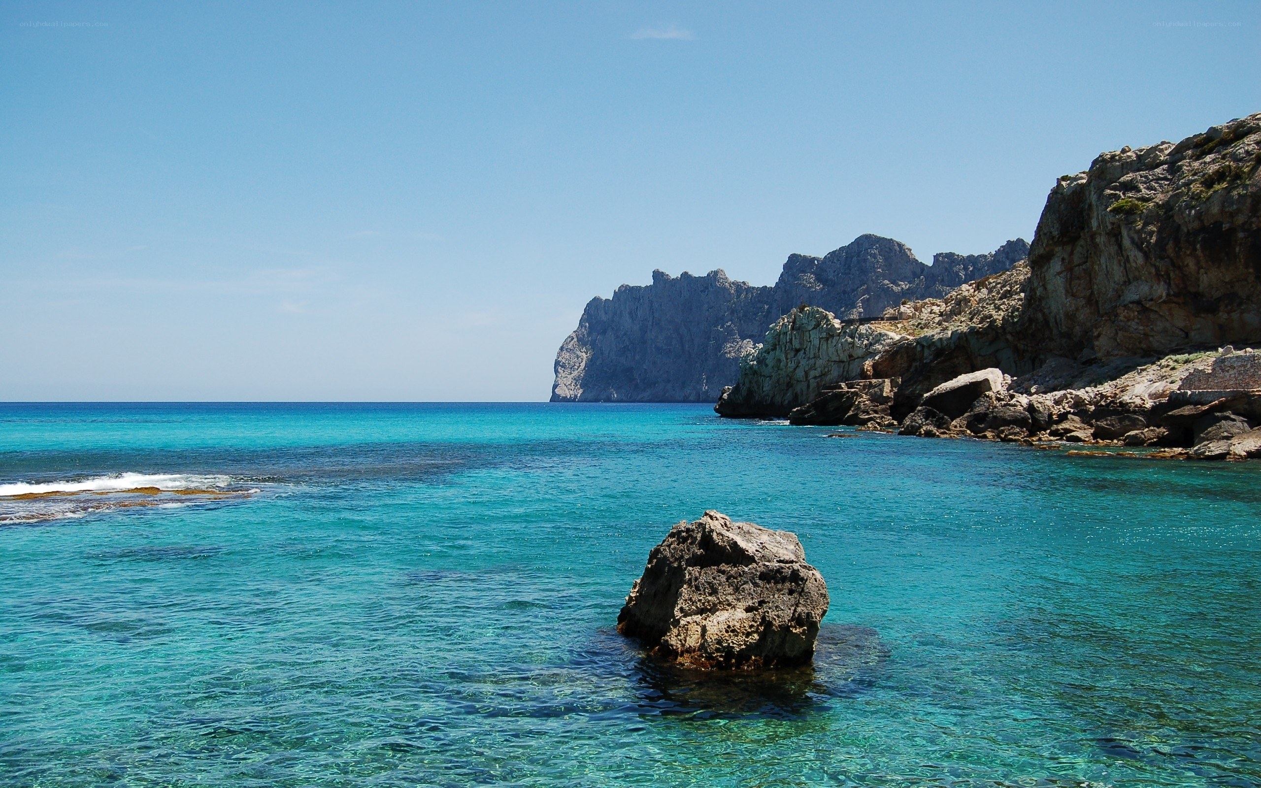 Turquoise sea with rocky cliffs