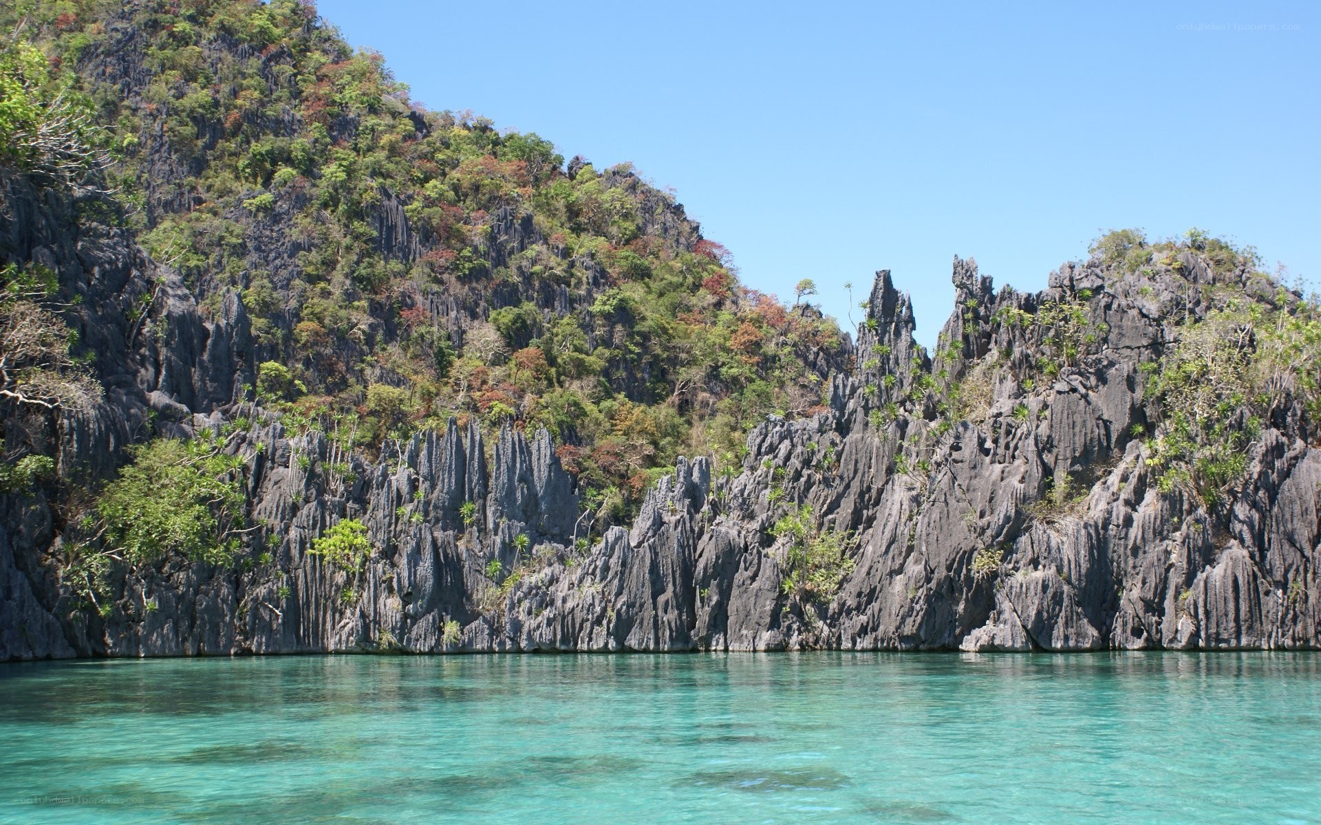 Turquoise water and rocky cliffs