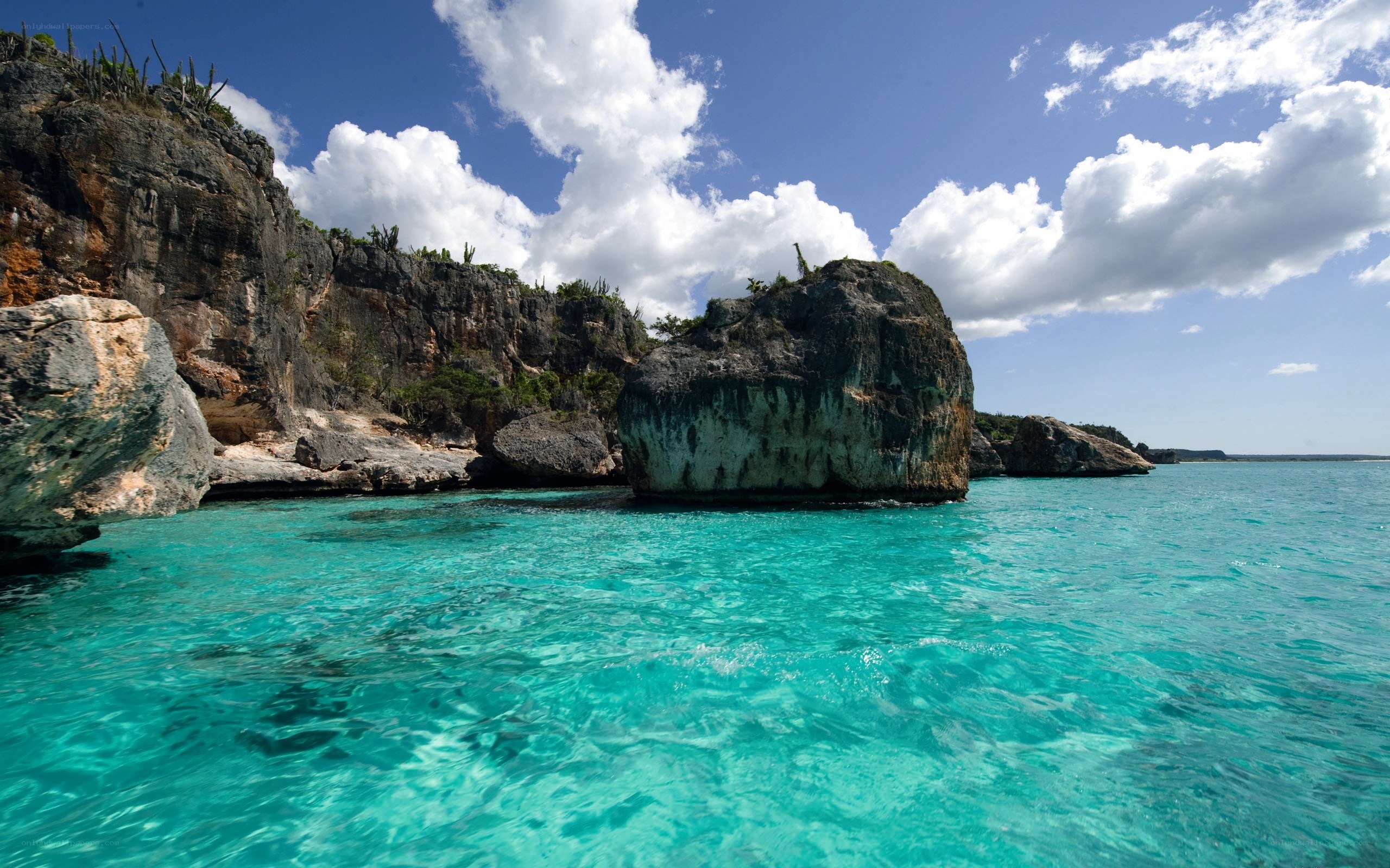 turquoise water and rocky cliffs