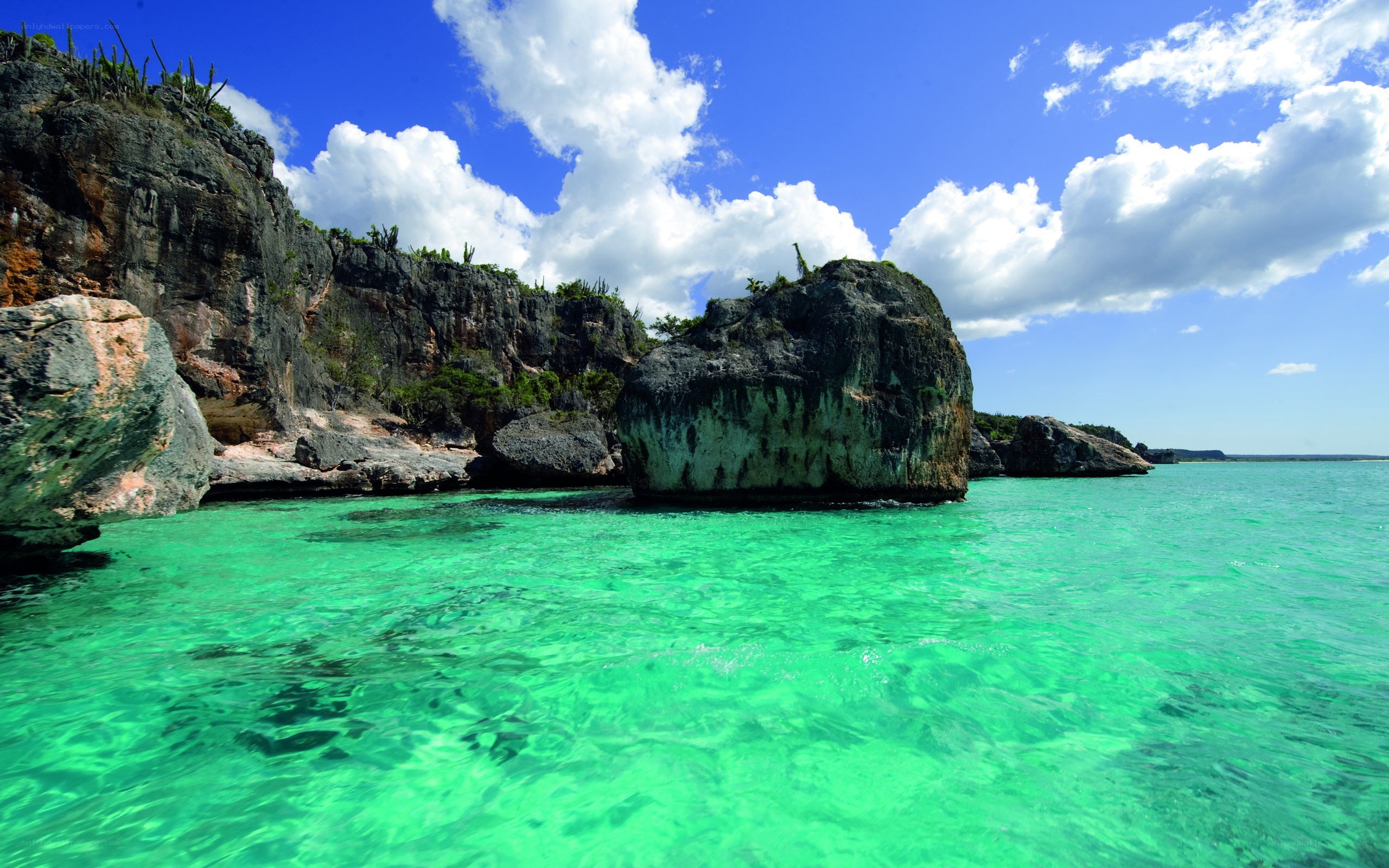 turquoise water and rocky cliffs