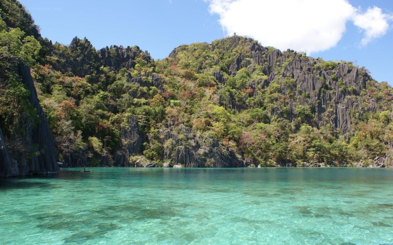 turquoise water and rocky cliffs
