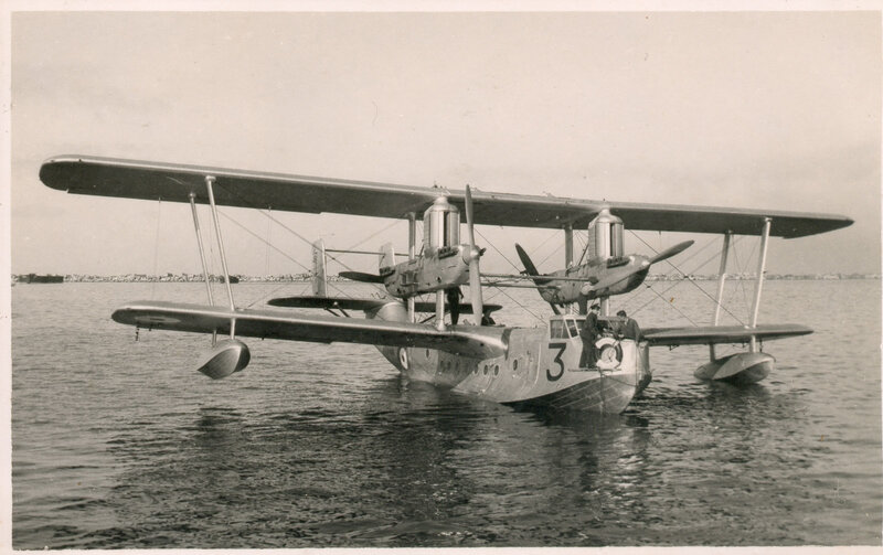 Twin-engine Seaplane — Black