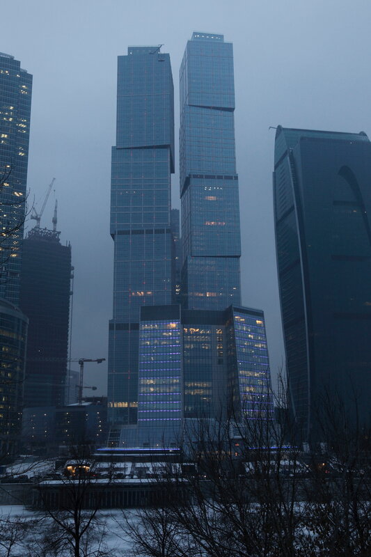 twin skyscrapers in city