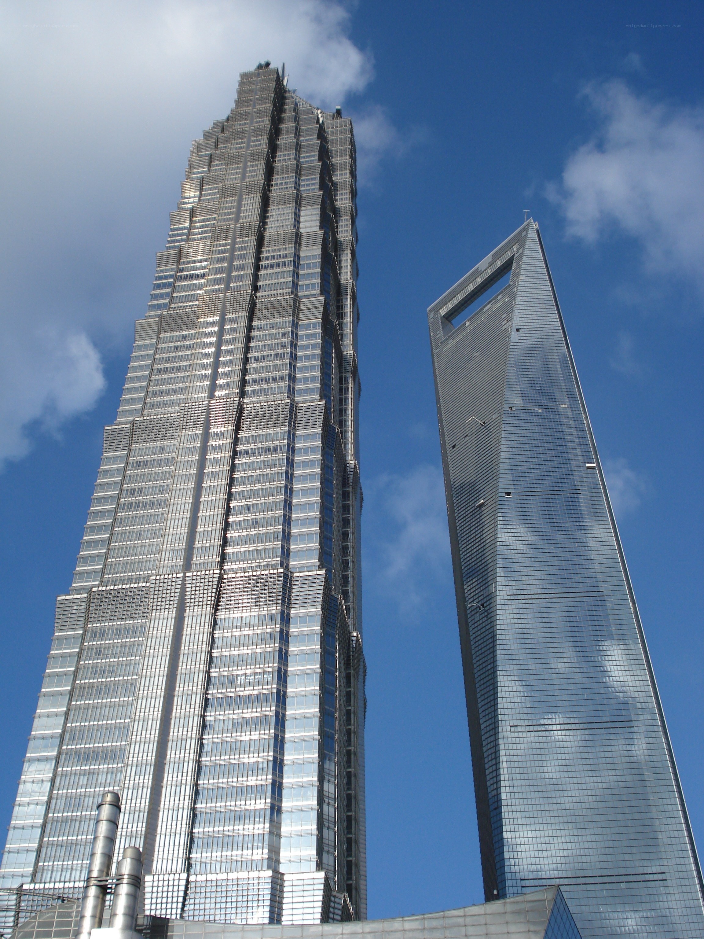 twin skyscrapers in shanghai