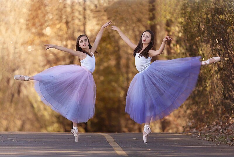 Two Ballerinas Dancing — Purple