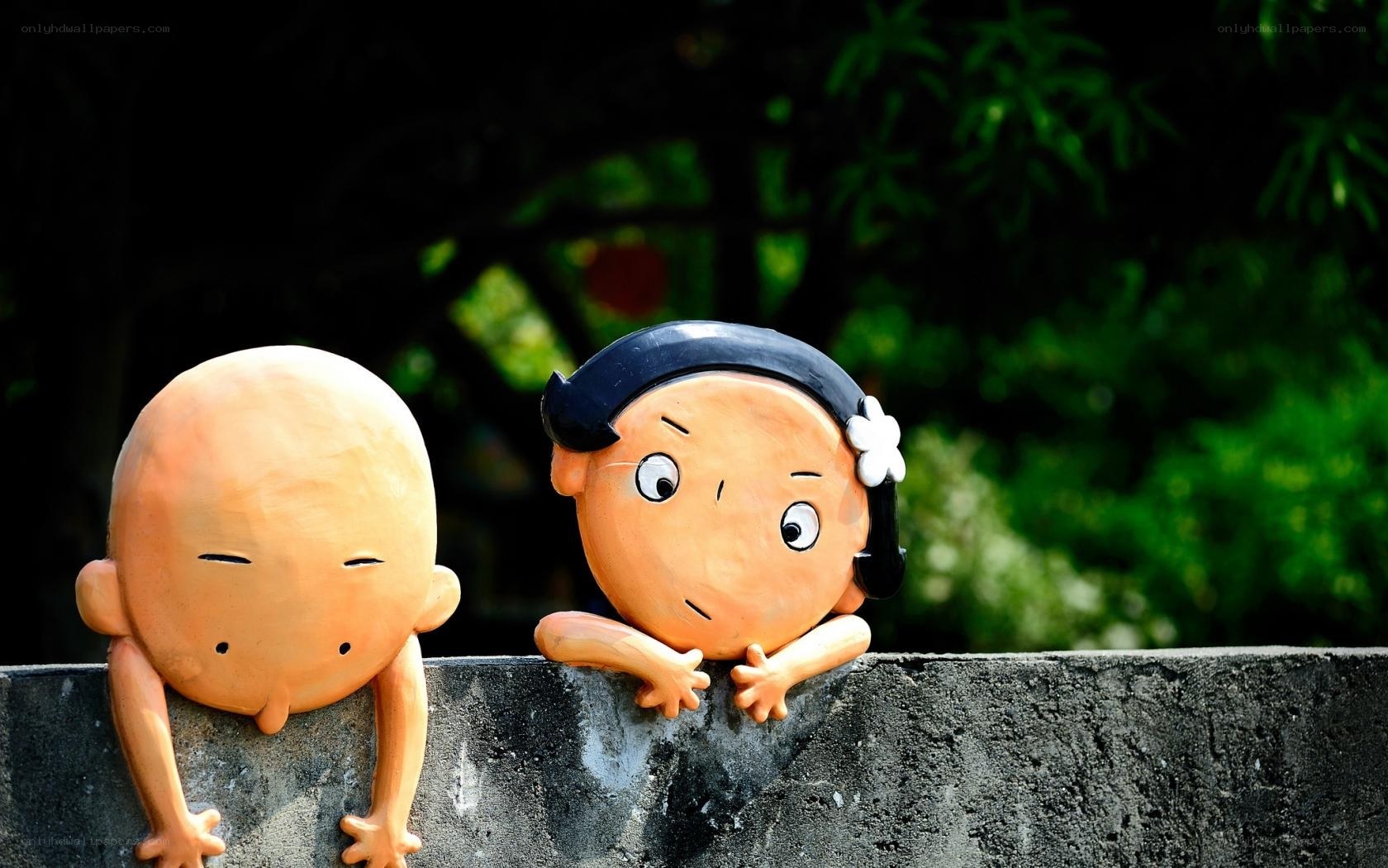 Two cartoon statues on a wall
