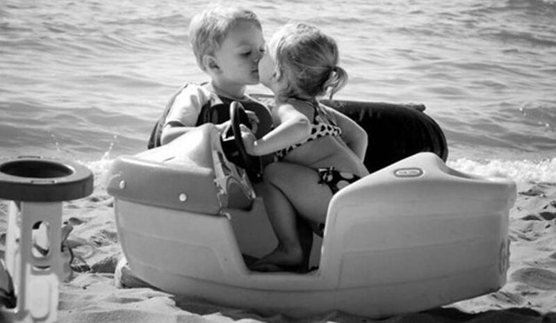Two Children Kissing — Black