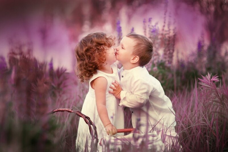 Two Children Kissing — Purple