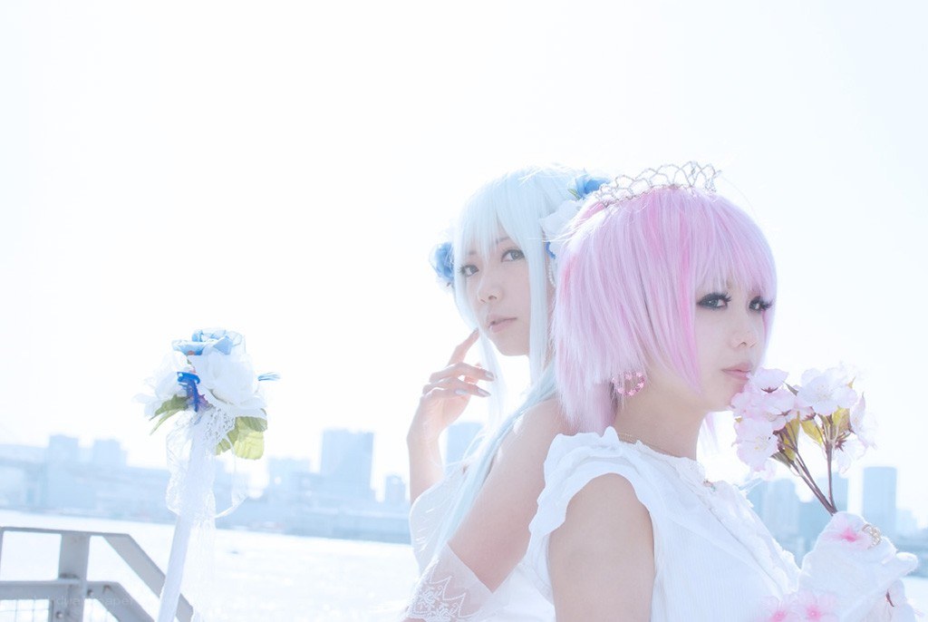 Two cosplayers with pastel wigs