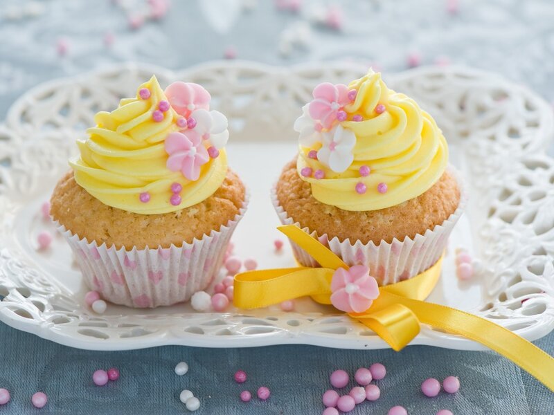 Two Cupcakes on Plate — Yellow