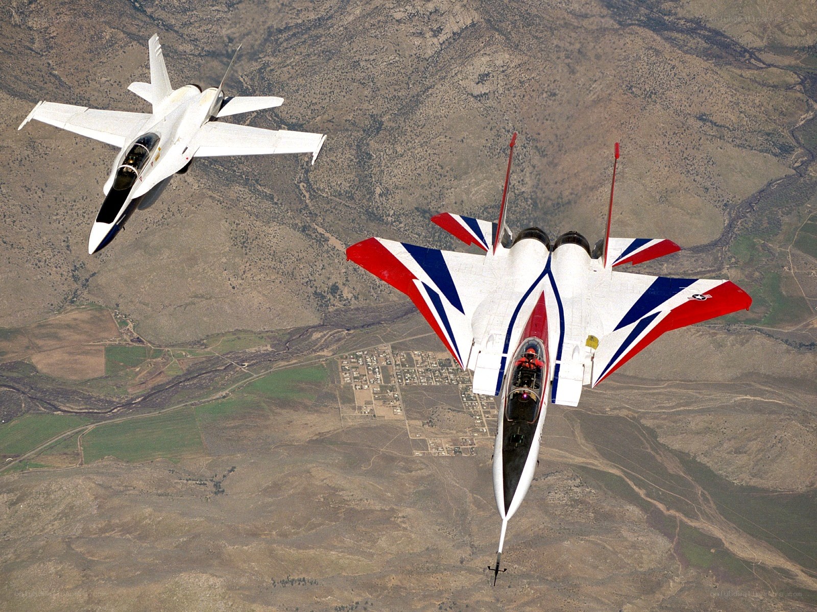 Two fighter jets in flight