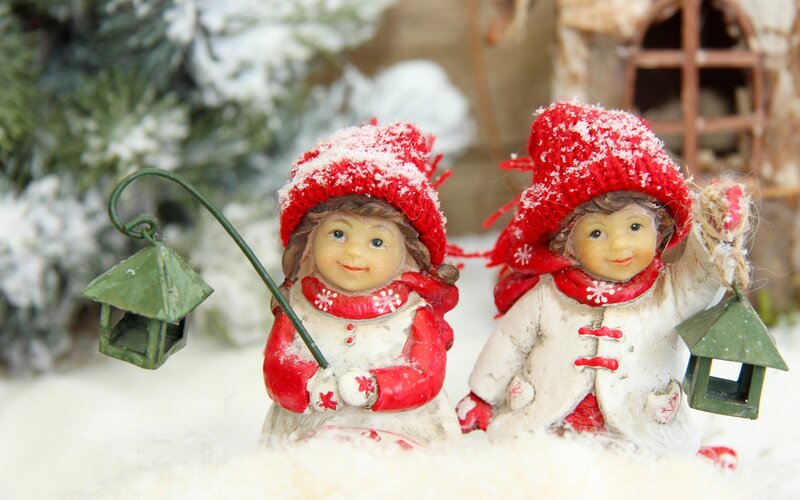 Two Figurines in Snow — Red