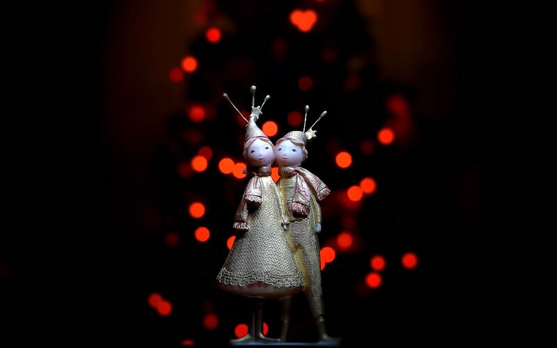 Two Figurines with Crowns