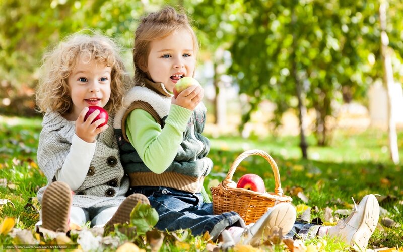 Two Girls Eating Apples — Green