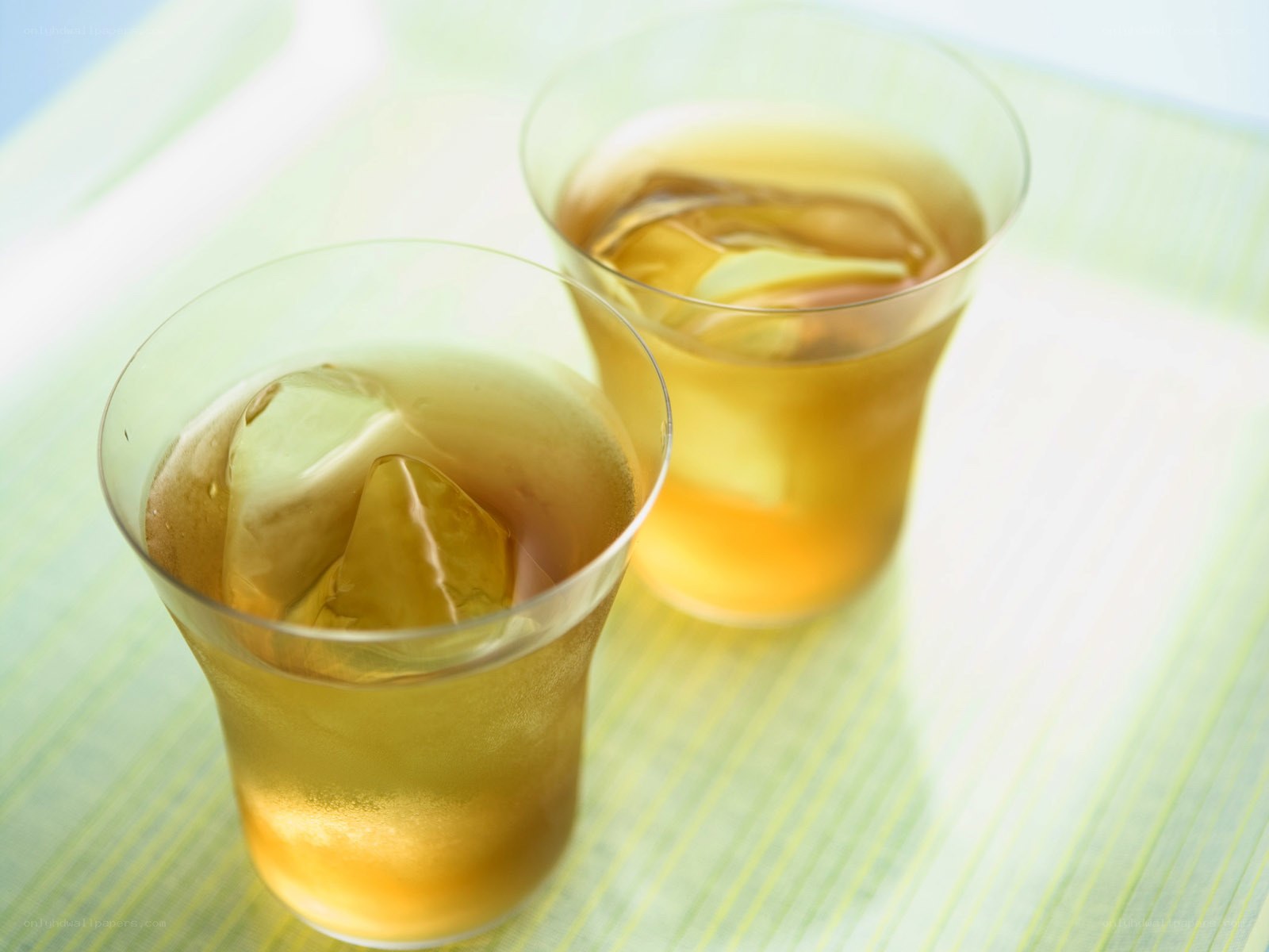 Two glasses of iced tea