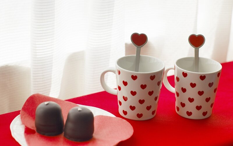 Two Heart-mugs with Chocolates — White