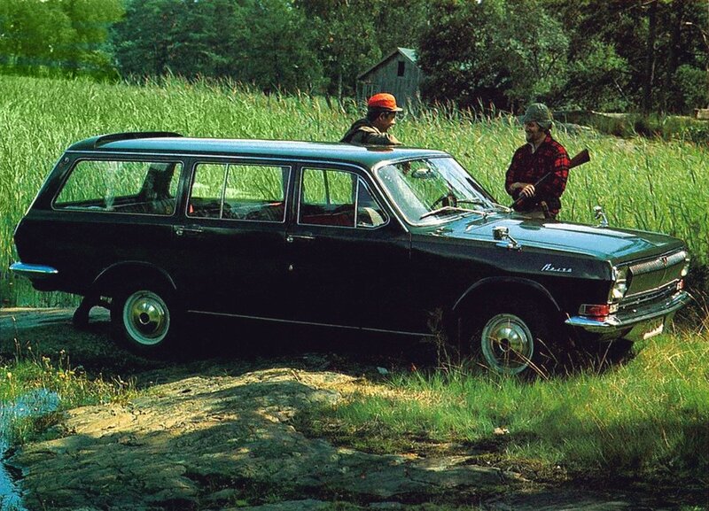 Two hunters with a car