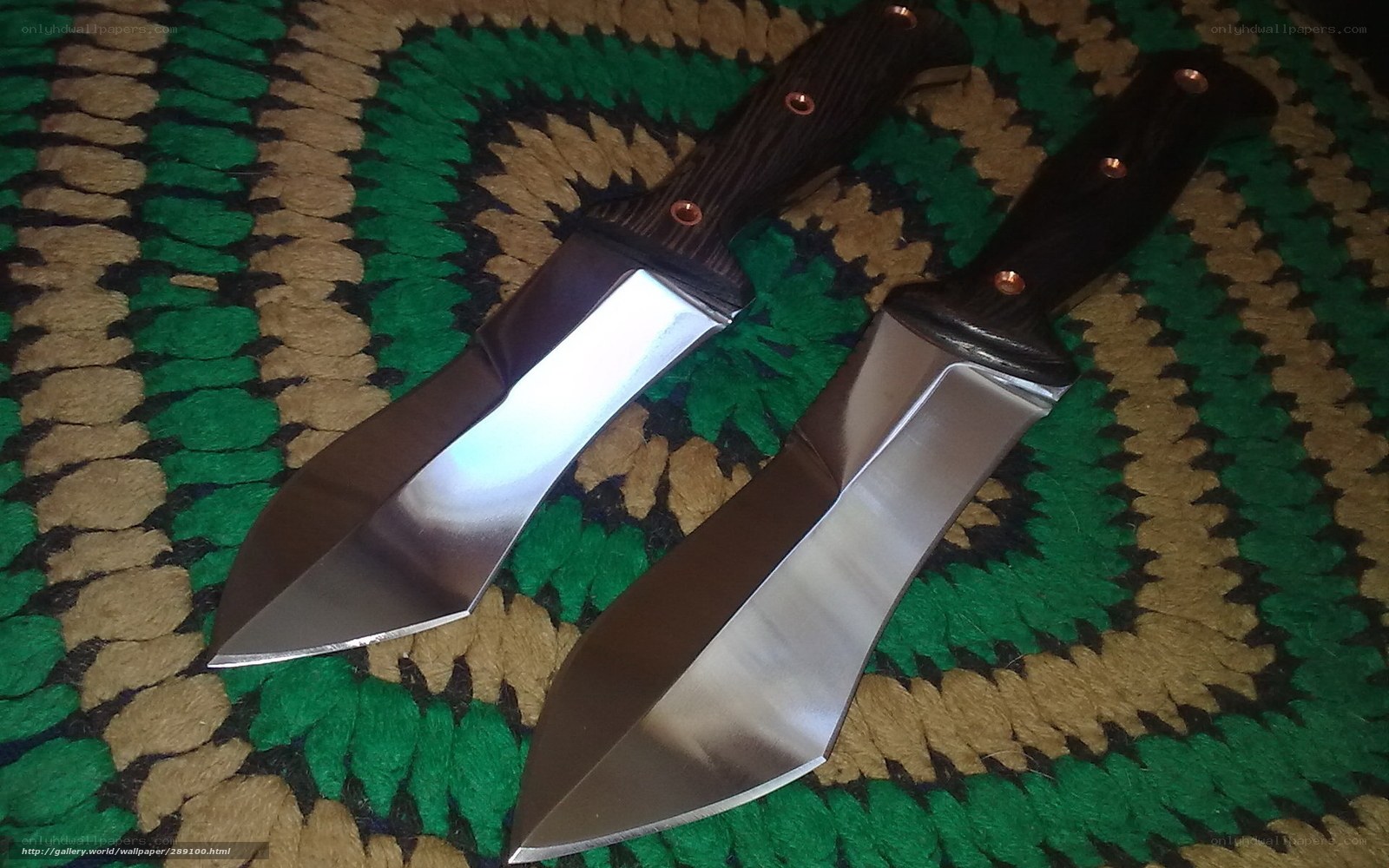 Two knives on a patterned mat