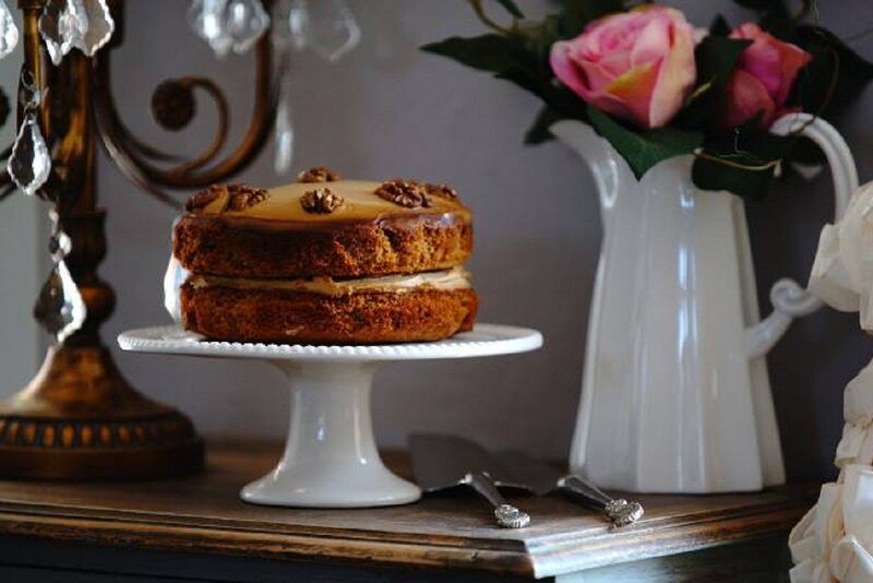 Two-layer Cake on Stand
