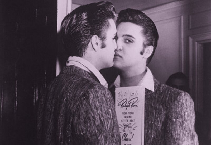 Two Men Kissing — Black