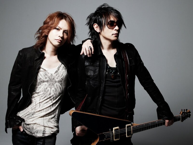 Two Men with Guitar — Black